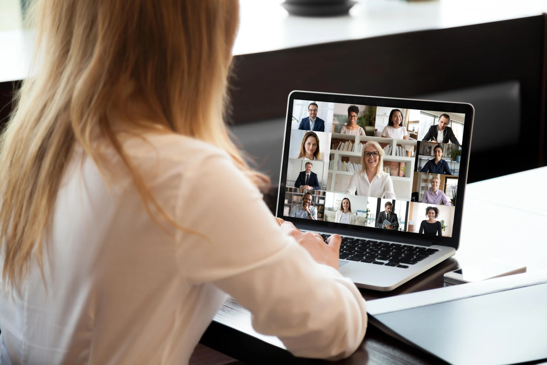 Smart 5G mobile and home internet solutions for family communication in the UAE